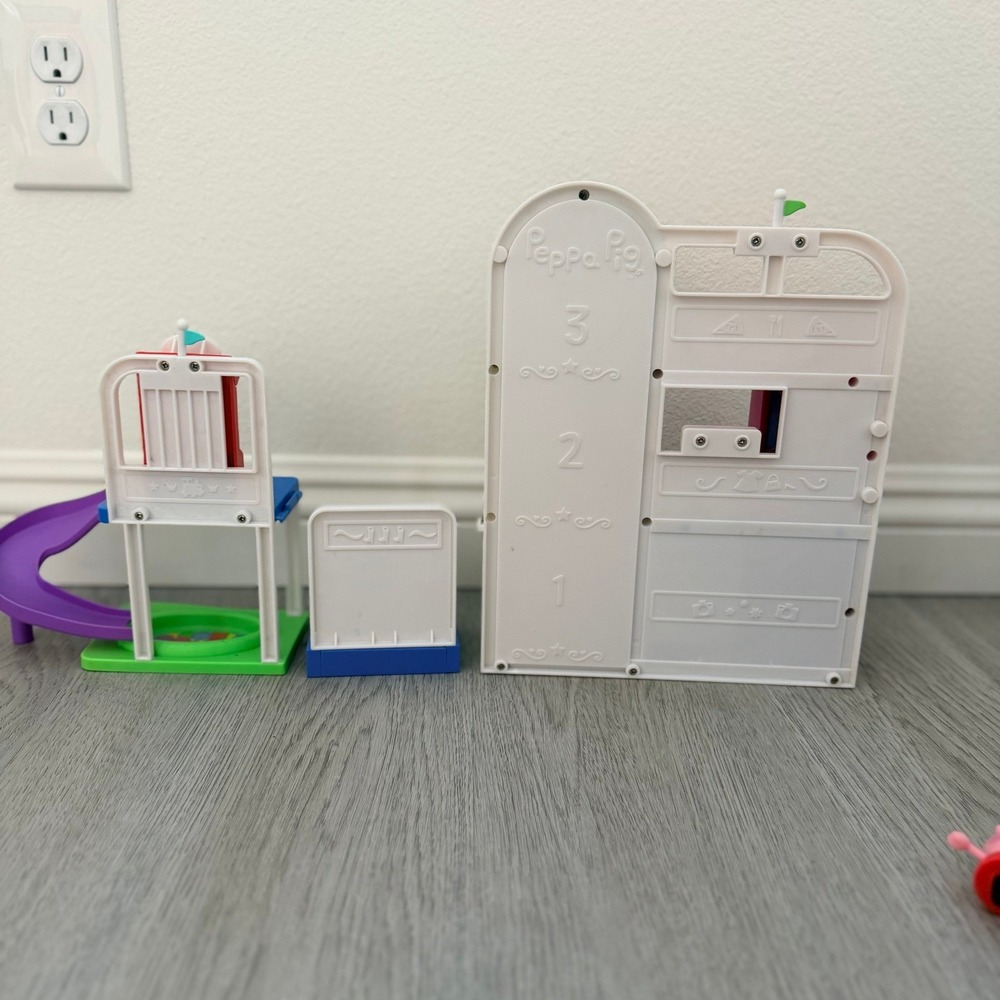 Peppa Pig Shopping Mall Playset with Figures Working Elevator - Picture 4 of 4